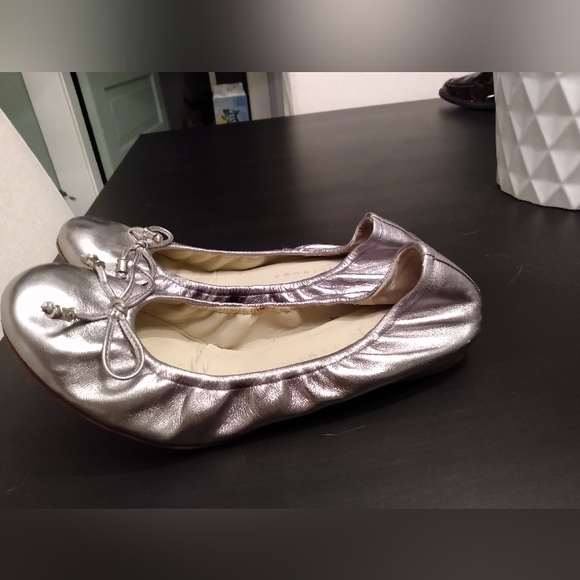 Preowned Ivanka Trump silver ballet flats size 10 - Picture 2 of 3